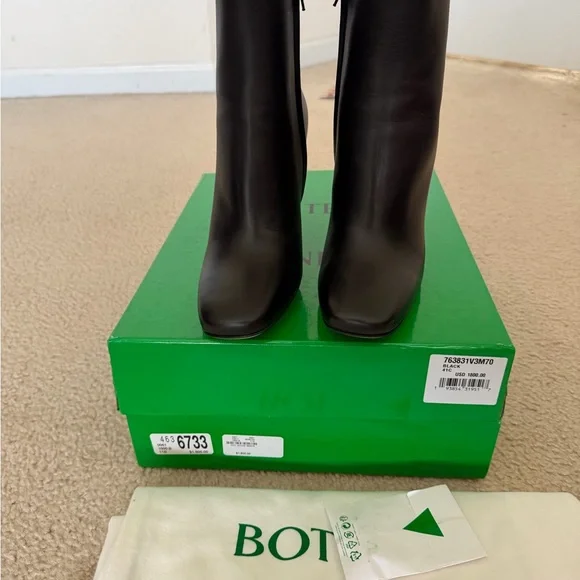 Bottega Veneta Black Boots with Gold Knot Heel in 41 - Picture 4 of 7